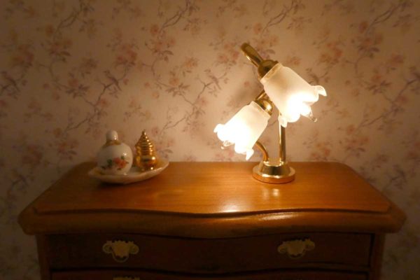 Bordlampe til dukkehuset med smukke glasskærme og 12V strøm