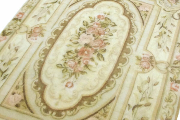 Smukt miniature tæppe med Aubusson motiv i sand / beige / rosa farver