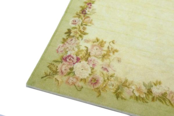 Støvet grøn og rosa blomstret Aubusson tæppe