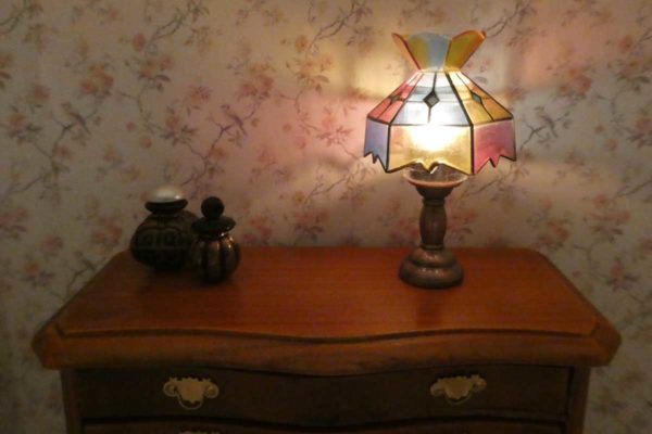 Tiffany bordlampe med kravetop og lys