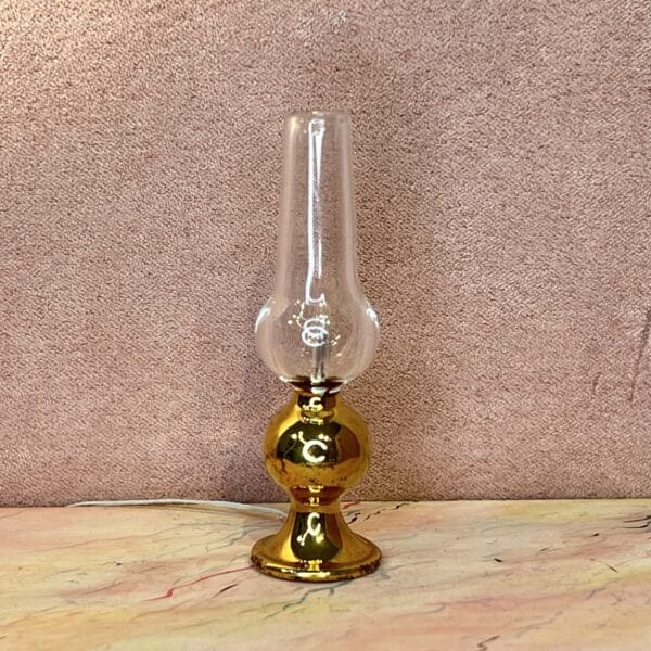Miniature petroleumslampe i glas og guld