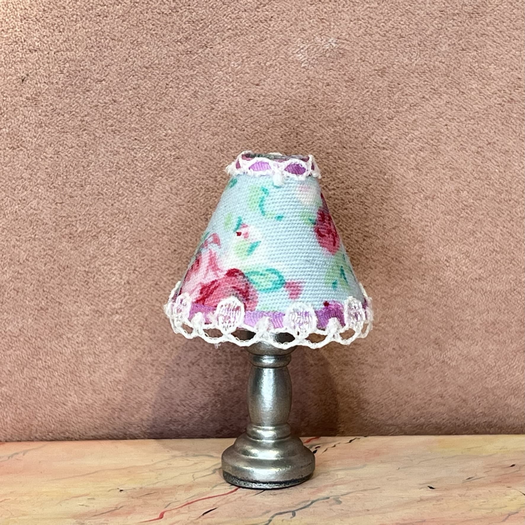 Maryanne Jones Taknemmelig Forsvinde Petit lampe m. lyseblå skærm - Dukkehus bordlampe miniature1:12