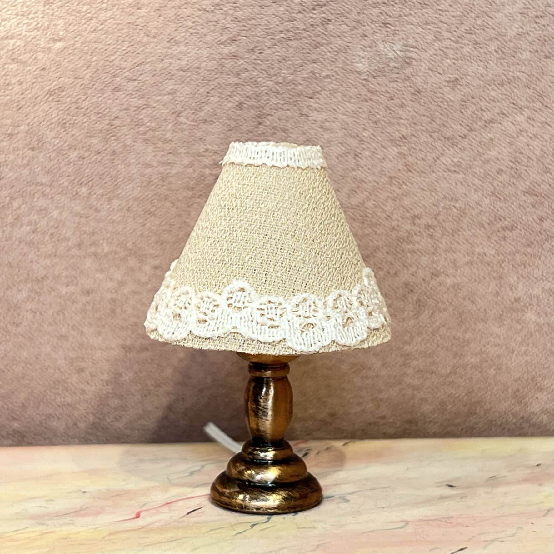 århundrede G pilfer Lille dukkehus lampe - Lille miniature dukkehus bordlampe i kobber