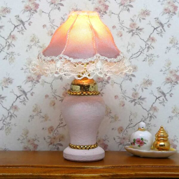 Miniature bordlampe i rosa med elegant rosa blondeskærm