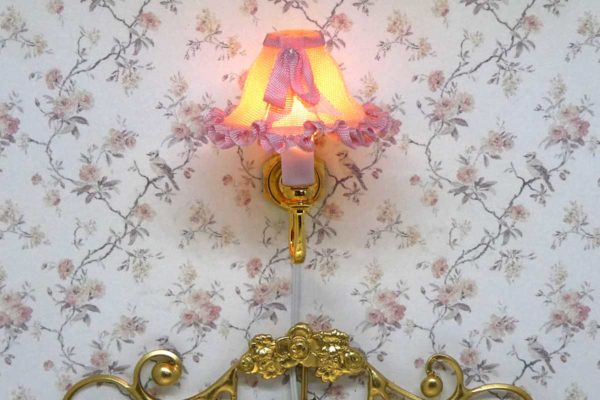 Rosa silke lampeskærm med sløjfe og flæser - miniature lampe