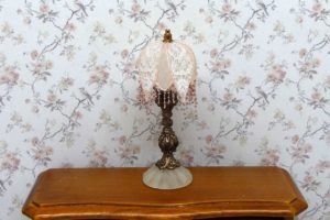 Victoriansk miniature lampe, liljeformet stofskærm med perlefrynser