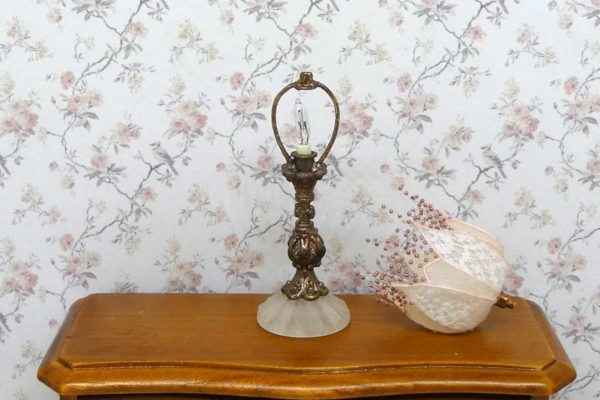 Victoriansk miniature lampe med stofskærm og perle fryns