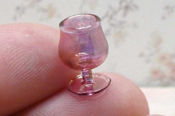 Brandy glas i tranebærglas 1/12 miniature