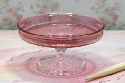 Kagefad i glas på fod - mundblæst tranebærglas