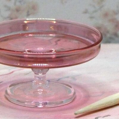 Kagefad i glas på fod - mundblæst tranebærglas