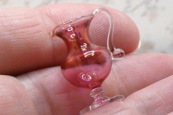 Miniature saftkande i tranebærglas