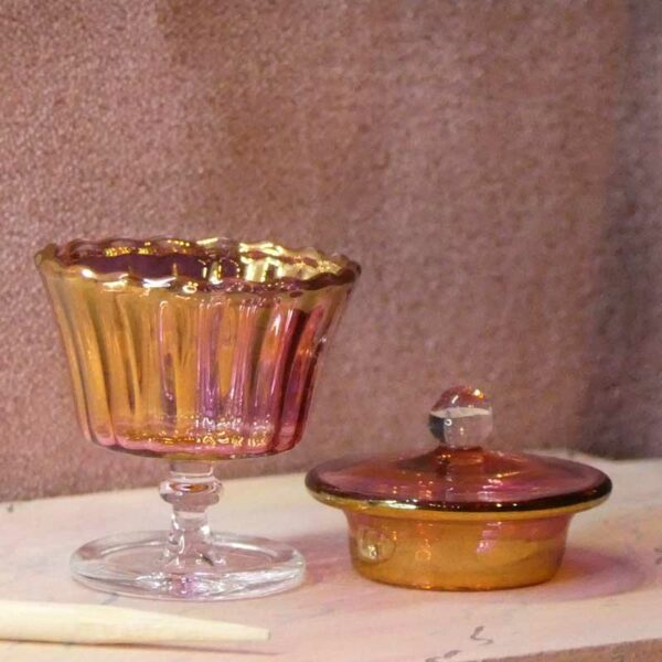 Miniature skål på høj fod i guldrubinglas