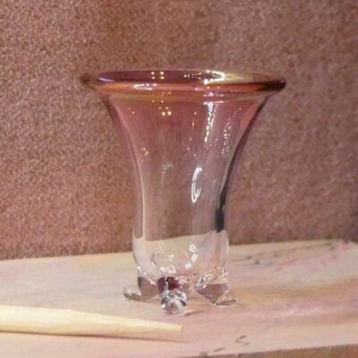 Miniature blomstervase i changerende glas