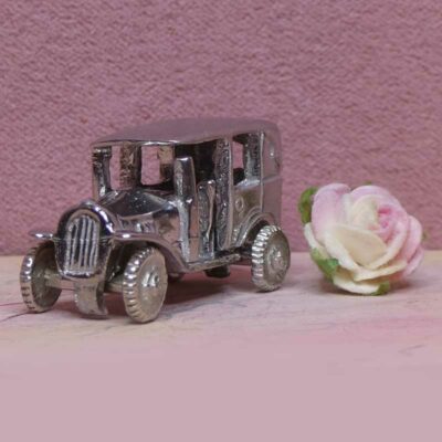Vintage legetøjsbil i blankt metal