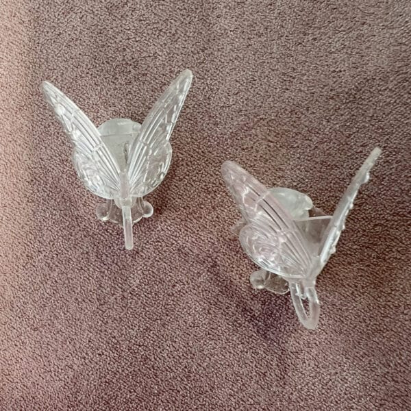 Væglamper i Tiffanystil som forestiller sommerfugle