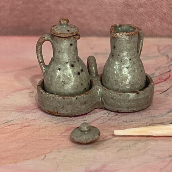 Miniature olie-eddike-sæt i grå keramik
