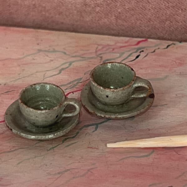 Dukkehus tekopper i grå keramik