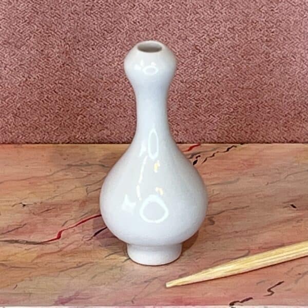 Slank porcelæns vase til dukkehus
