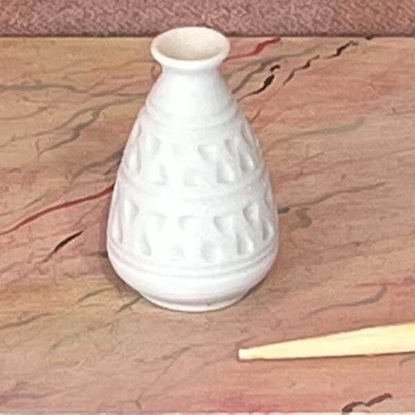 Miniature vase med mønster i hvid