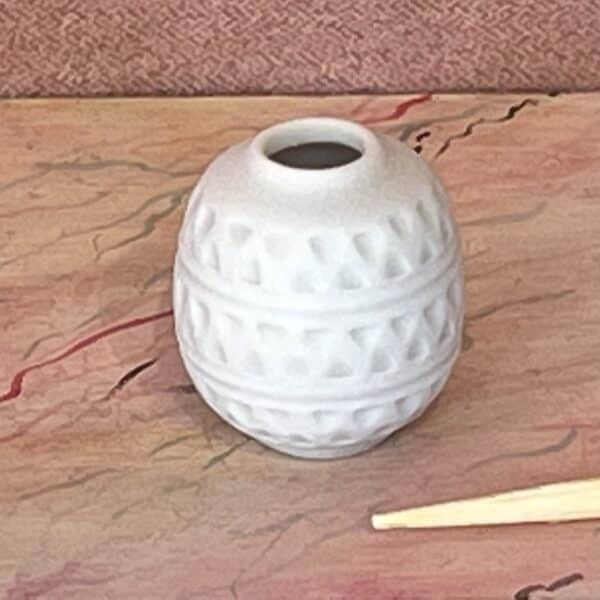 Mønstret krukke i hvid keramik til dukkehus