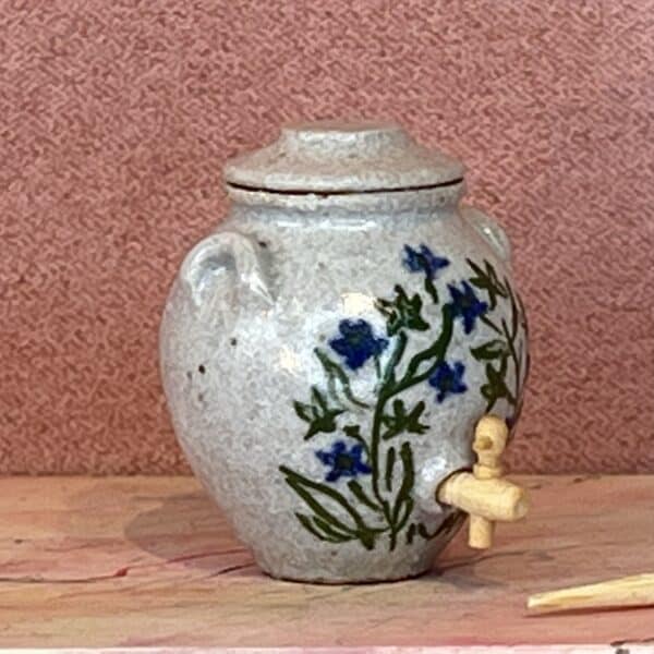 Tappe vineddikekrukke malet med blå blomster