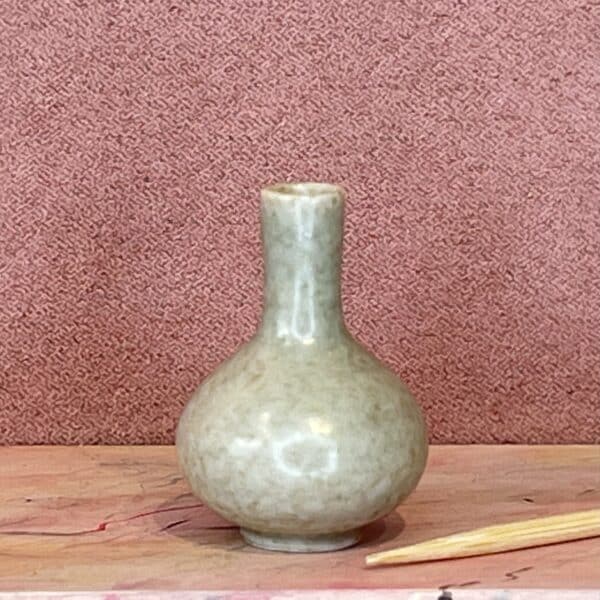 Dukkehus vase i moderne klassisk design