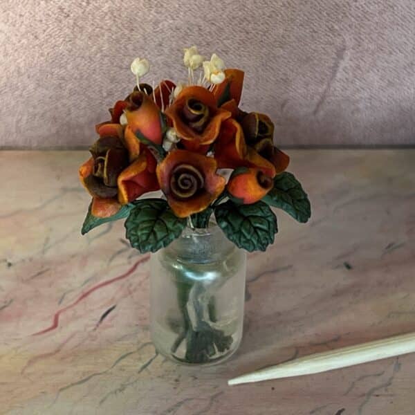 Orangerøde roser i vase