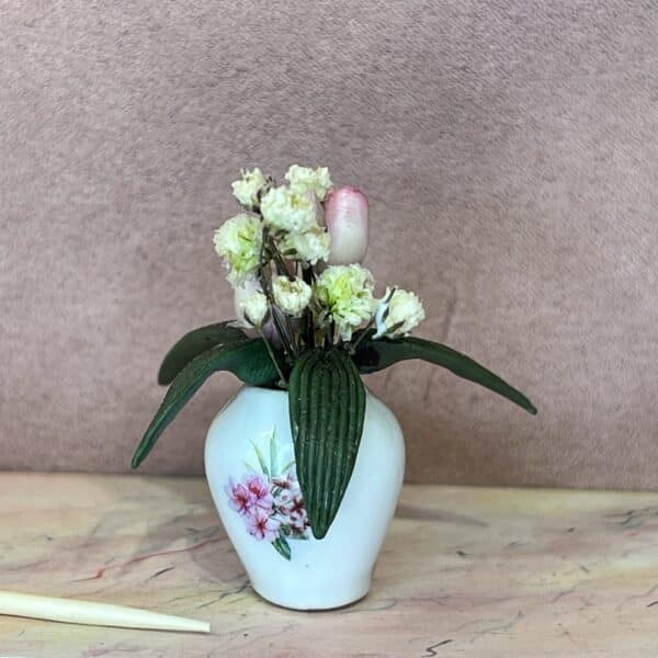 Vase med rosa miniature Tulipaner og tørret brudeslør
