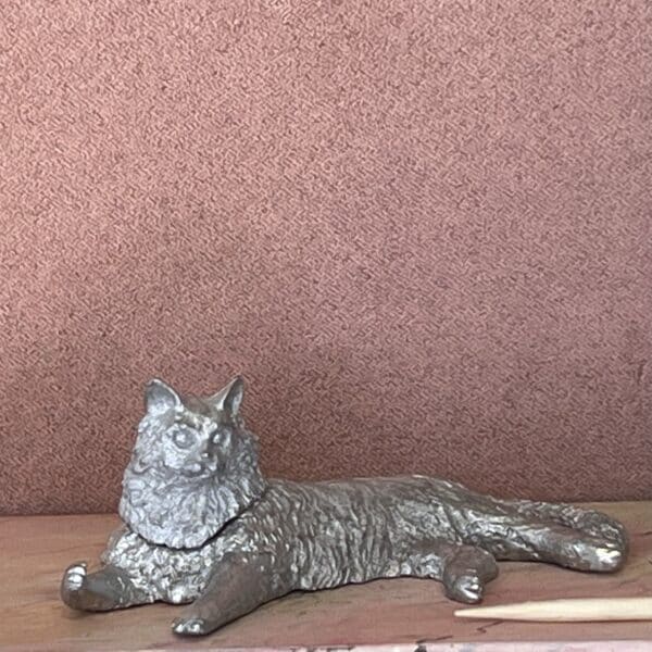 Liggende dukkehus kat i miniature 1:12