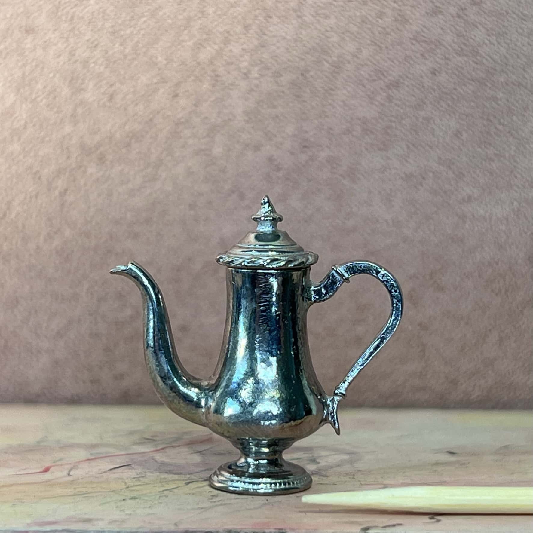 sølv" kaffekande m. låg i miniature til dukkehus