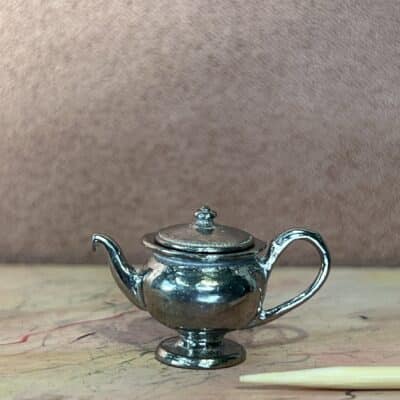 Miniature tepotte i "sølv" til dukkehuset i 1:12
