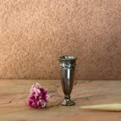 Miniature gravvase i metal. Enkel lille vase