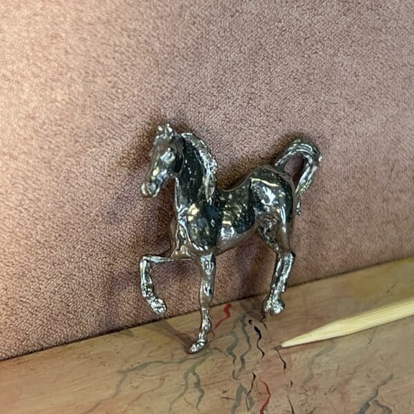 Miniature hest til dekoration i blankt metal