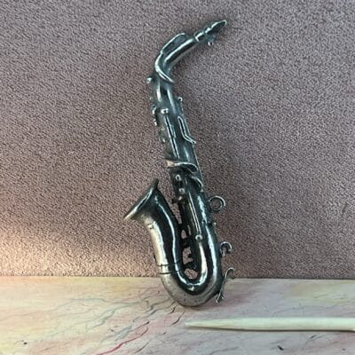 Miniature saxofon i blankt metal 1:12