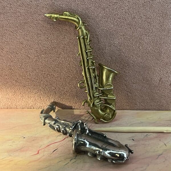 Saxofon til dukkehuset i 1:12