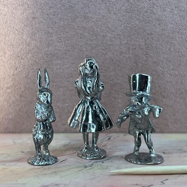Metal figurer af Alice i Eventyrland