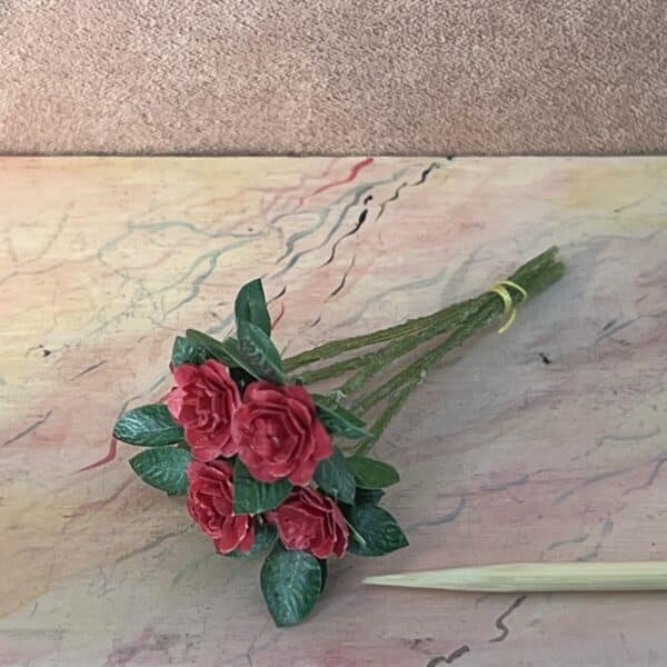 Røde roser som miniature blomster - håndlavet i papir