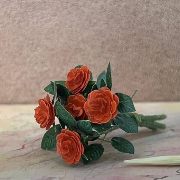 Orangerøde roser i miniature 1:12