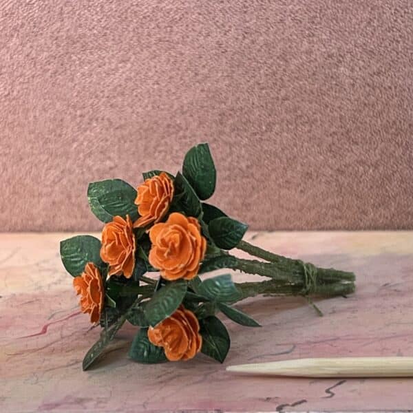 Orange afskårne miniature roser