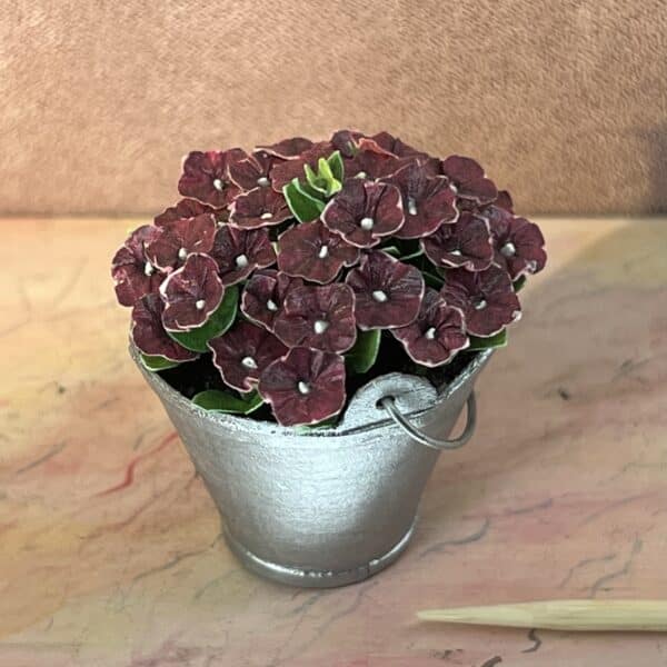 Miniatuer Petuniablomster i Zink spand 1:12