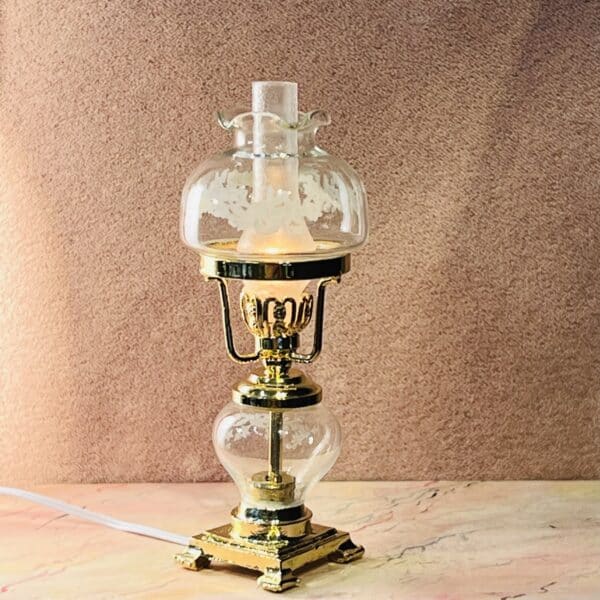 Elegant messing og glas bordlampe til petroleum. Dukkehus lampe til fine dukkehuse