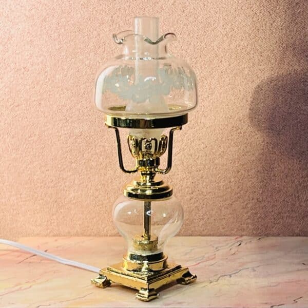 Dukkehuslampe til 12V strøm. Sød og elegant vintage lampe
