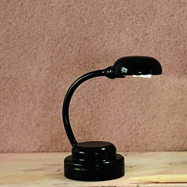 LED skrivebordslampe i miniature 1:12