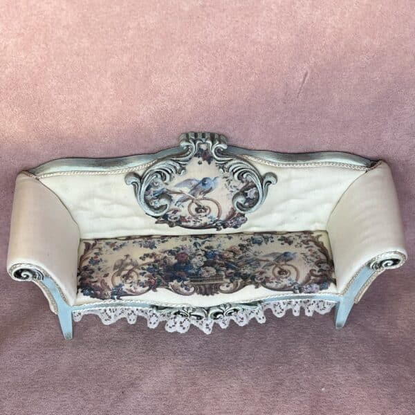 Silke sofa med Abusson motiver og romantiske udskæringer