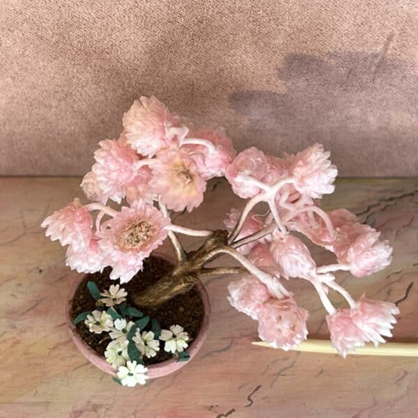 Bonsai med lyserøde blomster til dukkehuset