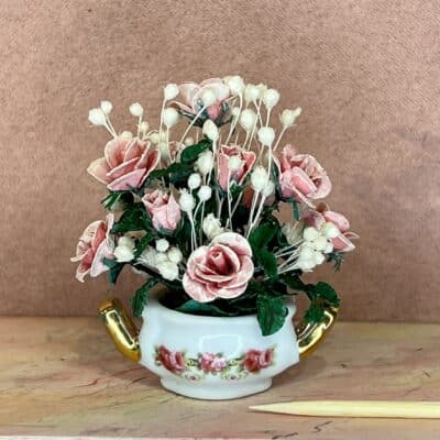 Miniature blomsteropsats med rosa roser i rosenpotte fra Reutter