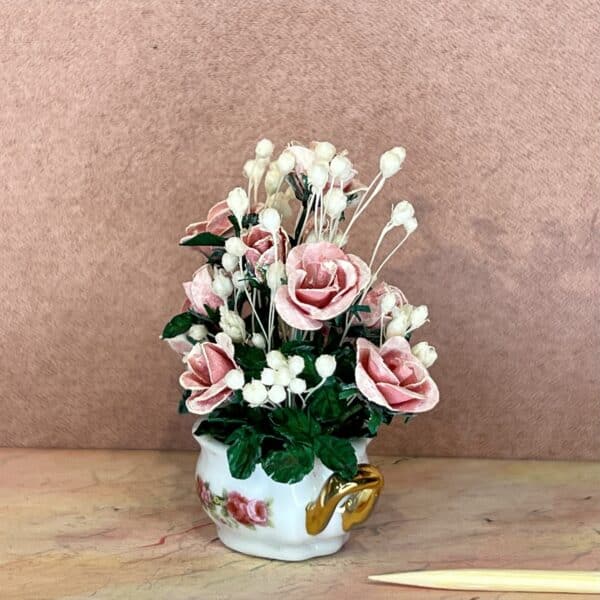 Rosen potte med rosa roser til dukkehuset