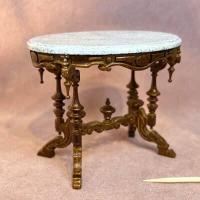 Miniature piedestal bord i valnøddetræ med marmor top. Miniature bespaq møbel