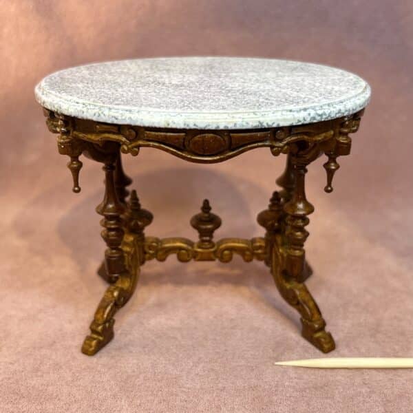 Bespaq møbel i valnød. Piedestal bord med marmor top