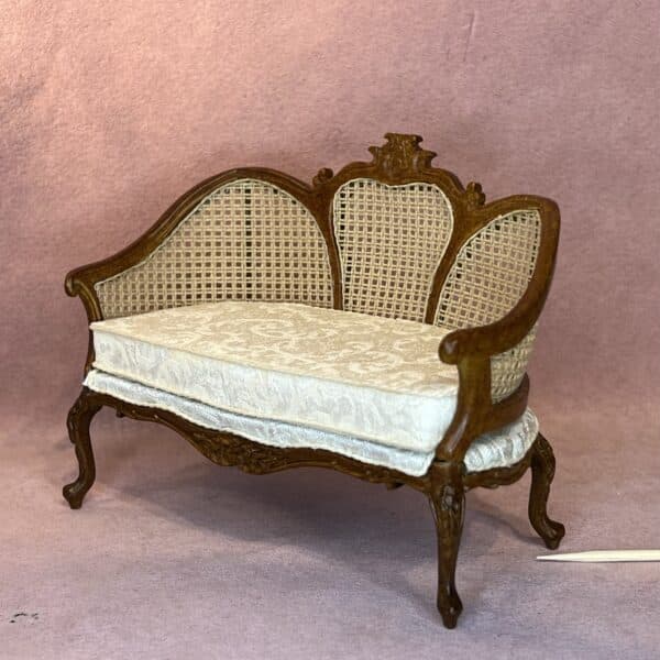Smuk miniature sofa i valnøddetræ Louis XV